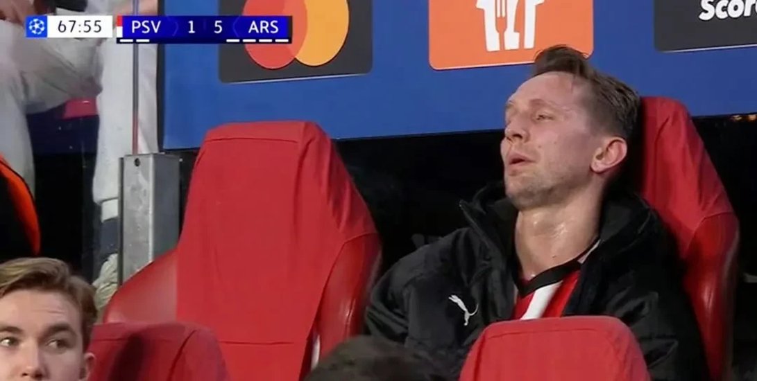 关键时刻体能课后;埃因霍温再遭质疑备战英超;气氛紧张;训练强度明显提升的简单介绍 关键时刻体能课后;埃因霍温再遭质疑备战英超;气氛紧张;训练强度明显提升的简单介绍