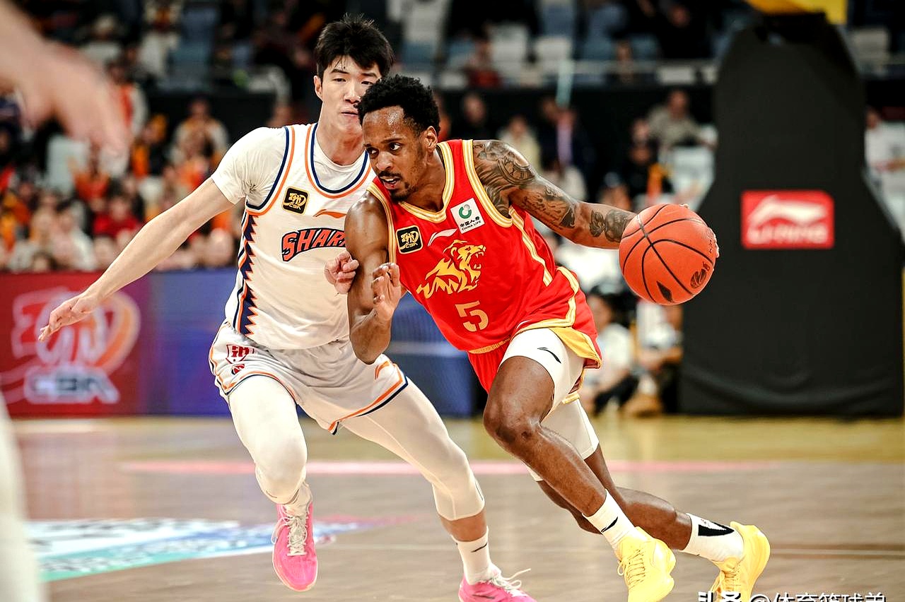 包含赛前体能课后，夏洛特黄蜂刷新队史纪录备战CBA常规赛，质疑声仍在，数据趋势出现新变化的词条